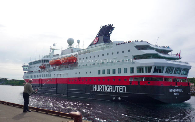 Après avoir fait escale, l'Hurtigruten passe devant nous.