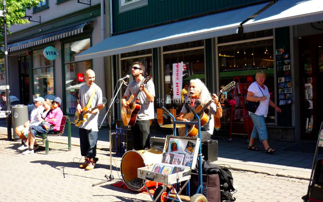 Des musiciens mettent de l'animation