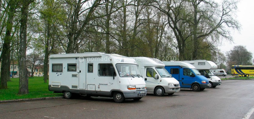Alignement de camping-cars français près du château de Vadstena