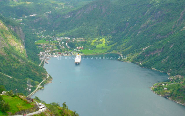 Un bateau de croisière est ancré au fond du Geirangerfjord