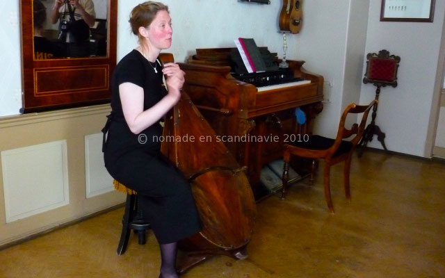 La guide joue sur des instruments anciens