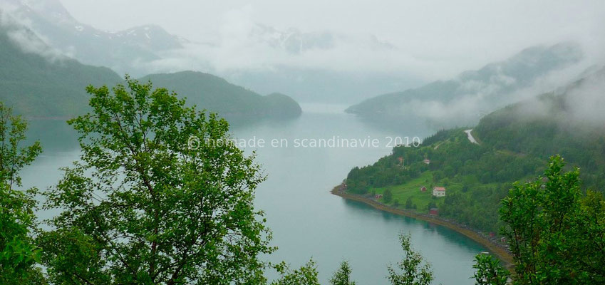 Un fjord sous les nuages