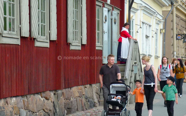 Les Finlandais viennent volontiers se promener en tenues printanières.