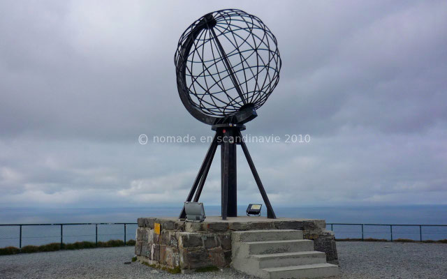 Le globe terrestre qui marque symboliquement le point le plus au nord du continent européen