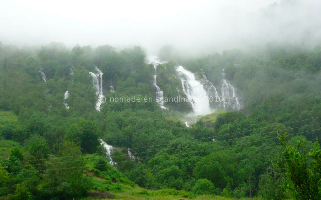 De puissantes cascades descendent des montagnes