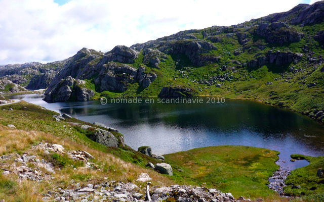 Elle parcourt de superbes paysages