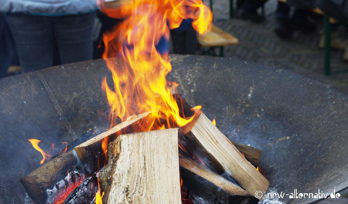 Es brennt - zum Glück nur im Feuerkorb