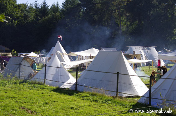 Morgens hingen noch Nebelschwaden zwischen den Zelten bei Haus Visbeck