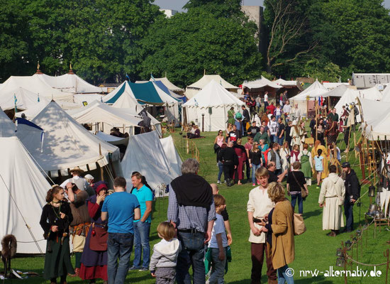 Viel los auf der Wiese vor Schloss Broich