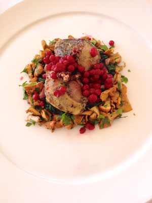 Roasted pigeon breast with chantarelles and lingonberries by ZsL 