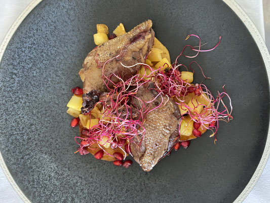 Roasted pigeons with caramelised apples by ZsL