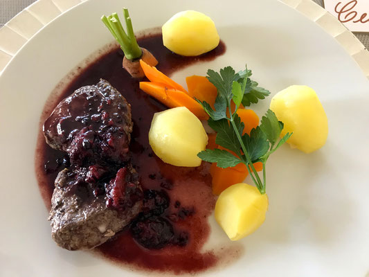 Venison in red wine sauce by ZsL