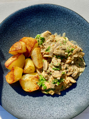 Sautéed chicken in mustard sauce with mushrooms and roasted potatoes by ZsL
