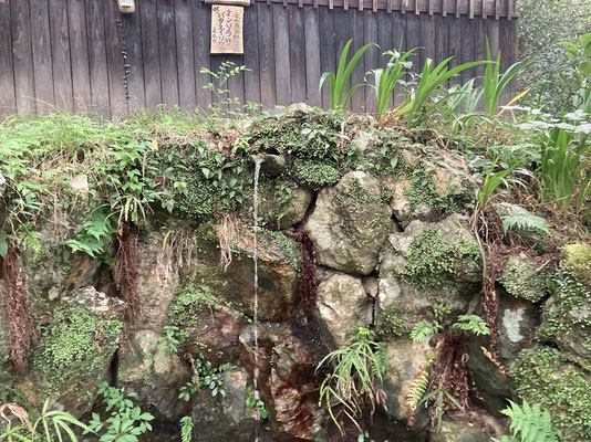 隔水亭に冷たい水が流れ落ちるようになりました。