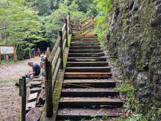 親水広場階段　伊丹が激しく片側はトラロープを張って通行止めにしました。