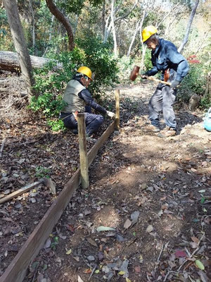 キツネの森園路脇に土砂止め板を設置