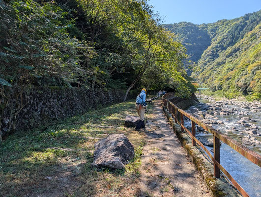 2025.10.23桜の園⑥廃線敷草刈り展望広場細かく刈取り作業