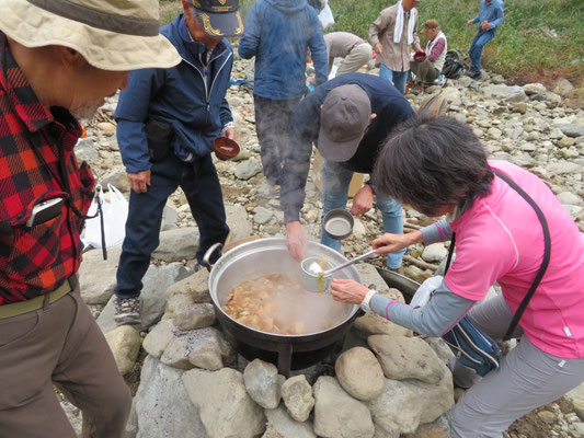 イノシシの芋煮汁をお椀に入れる