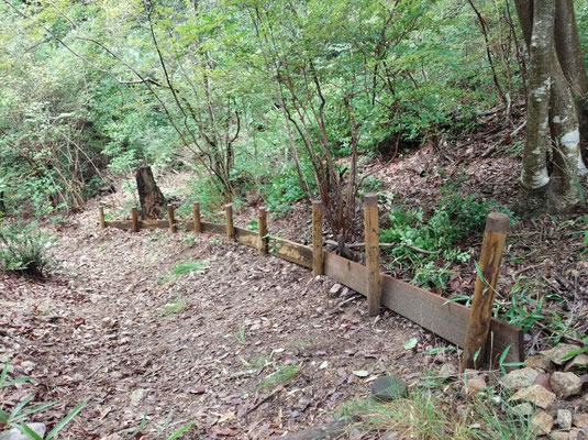 西山堰堤北側の山裾に土砂止め板設置