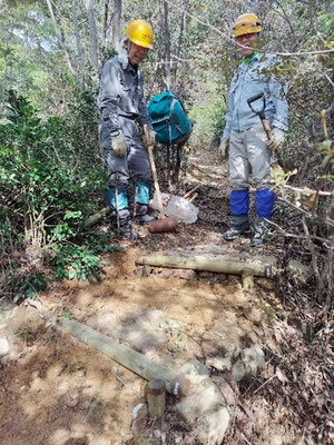行者山登山路尾根筋ルートで洗堀防止対策及び荒廃箇所の改修