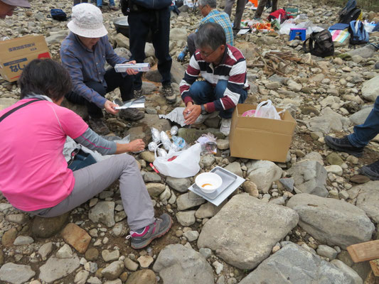 焼き芋の準備をする