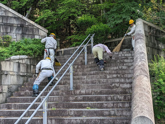 大階段の清掃