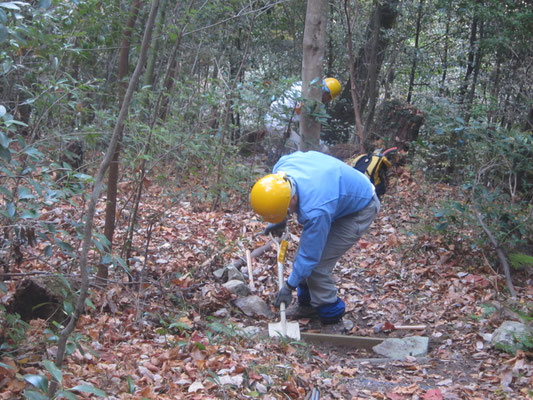 赤松道登山道の欠落した階段の更新