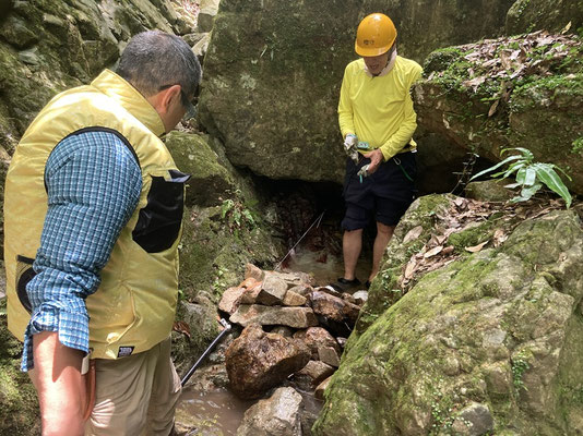 谷川に取水口をハーケン等で固定