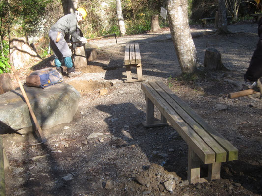 親水広場のベンチ4脚を固定