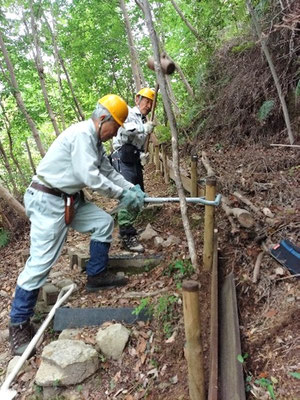 キツネの森入口土砂止め板設置