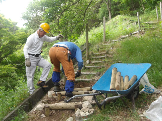 陽光展望台への階段の横木と杭を更新