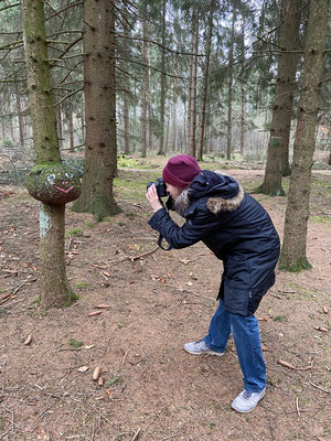 Birgit Bornemann beim Fotografieren im Rantzauer Forst.