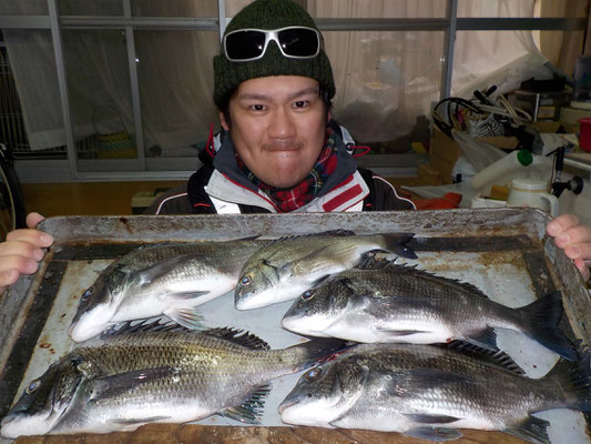 ３月８日　磯釣りで上村さん　チヌ、メイタ５匹