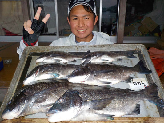 ３月２日　磯釣りで谷本さん　良型チヌ４７㎝を頭に６匹