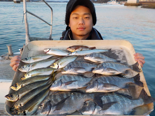 ３月４日　磯釣りで木下さん　チヌメイタ７匹　アジ２５㎝を頭に９匹　サヨリ、メバル