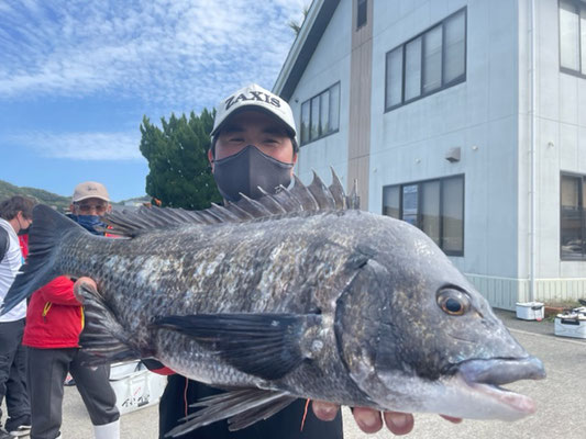 ３月２７日　磯釣りで水野博文さん　ガバチ５０cm