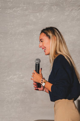 MERYEM BENOUA l'humoriste lors d'une prestation dans un comedy club d'orléans
