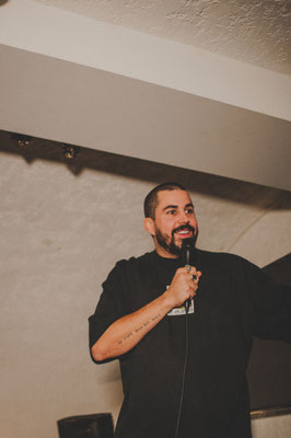 l'humoriste ARTUS lors d'une prestation dans un comedy club d'orléans