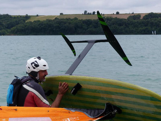 Alexis Marechal et son winfoil aeromod v2 noir et vert au lac de la ganguise