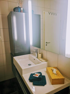 Schönes Badezimmer mit grosser Dusche