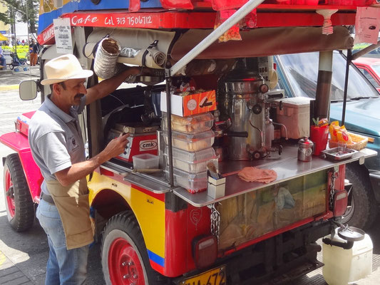 "El Camperito" - der Kaffee- Willys- Jeep. Von der Röstmaschine bis zum fertigen Kaffee ist hier alles an Bord.