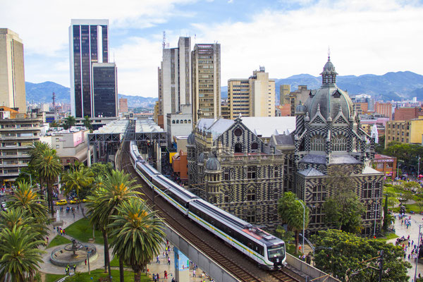 Die Metro und Teil der Skyline im Zentrum Medellins