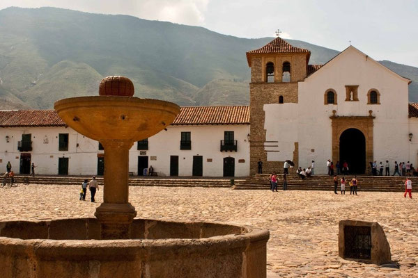 Auf der Plaza in Villa de Leyva - der größte Platz Kolumbiens