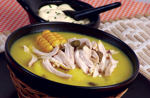 Ajiaco - eine beliebte Hühnersuppe aus Bogota mit Kartoffeln, Mais, Kapern und Sahne