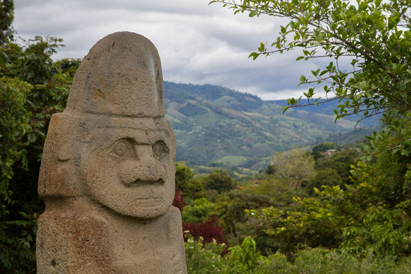 Statue in San Agustin mit Blick in den Magdalena-Canyon 