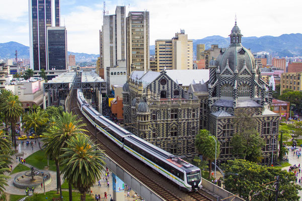 Blick auf das Zentrum & Metro in Medellin
