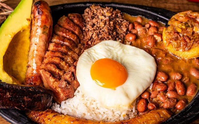 Bandeja Paisa - der Bauernteller der Andenregion 