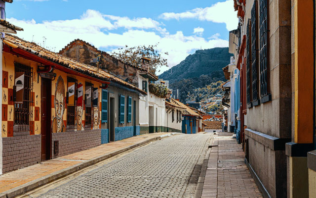 Bunter Häusergasse in der Altstadt "Candelaria", mikt Monserrate im Hintergrund