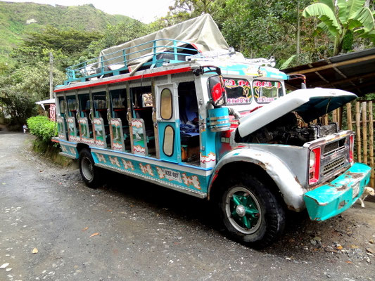 Traditionelle Chiva in San Andres de Pisimabala