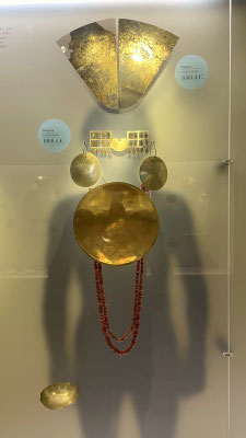 Schatten-Silhouette eines präkolumbischen Schamanen mit Gold geschmückt im Goldmuseum Bogota